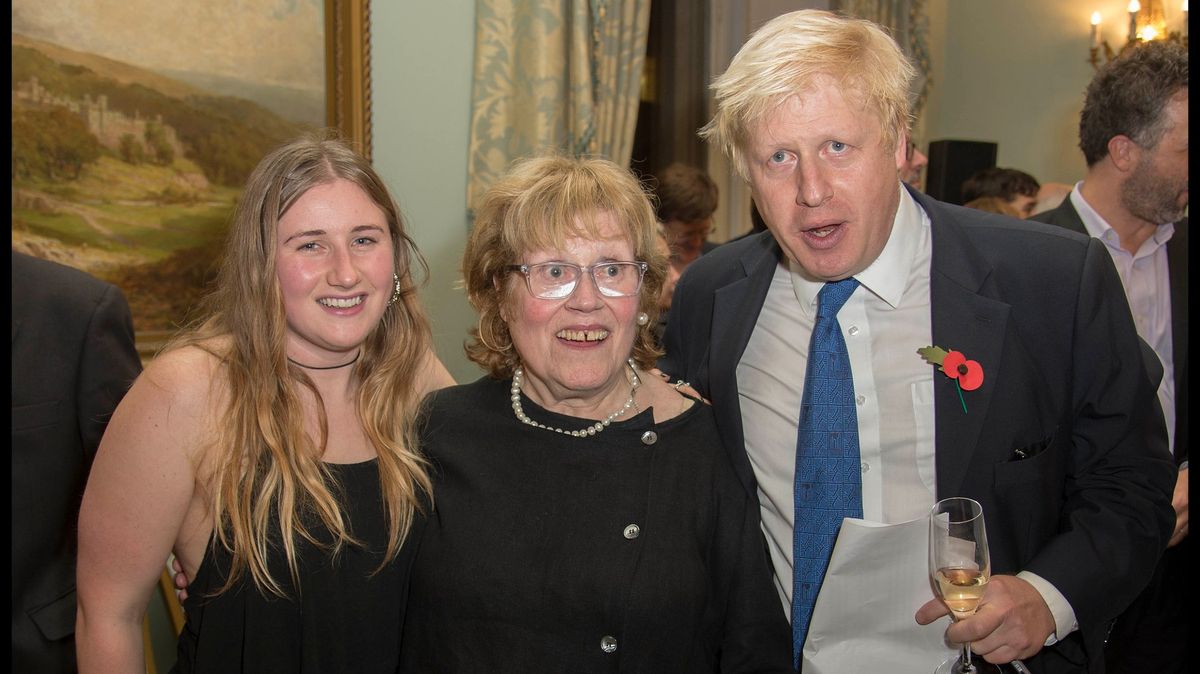 Zemřela matka britského premiéra. Žena, která mu neříkala Borisi
